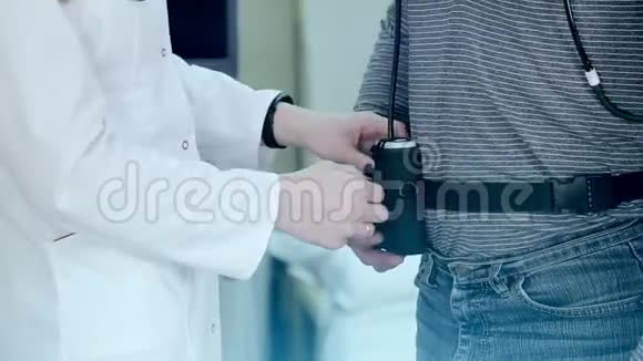 女医生帮病人戴上心脏诊断装置视频的预览图