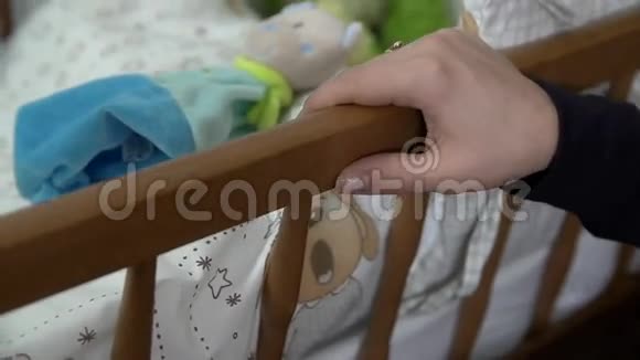 女性手摇婴儿床的细节视频的预览图