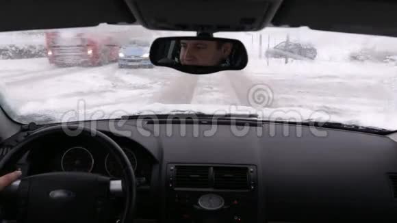 在雪地里行驶时镜子里可以看到司机视频的预览图