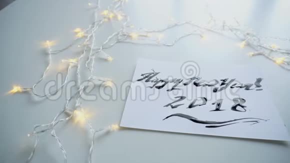 节日贺卡与新年用黑色墨水在白纸上与花环视频的预览图