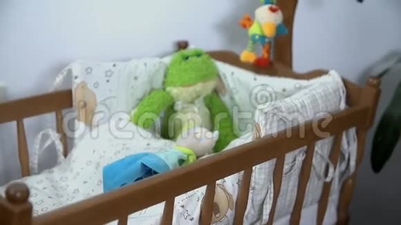 近距离拍摄准备好的婴儿床很快成为吃水果的母亲视频的预览图