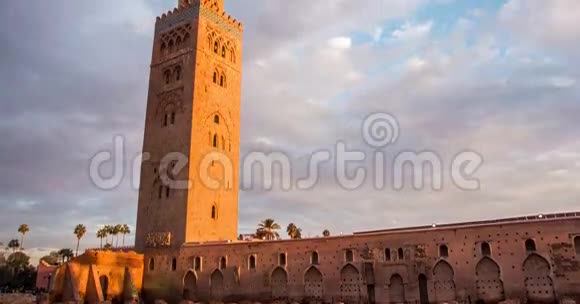 摩洛哥马拉喀什的库图比亚清真寺日落时分云层背景视频的预览图