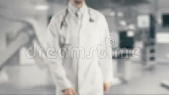 医生手握边境高血压视频的预览图