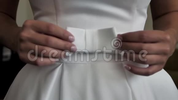 婚礼伴娘礼服的细节视频的预览图