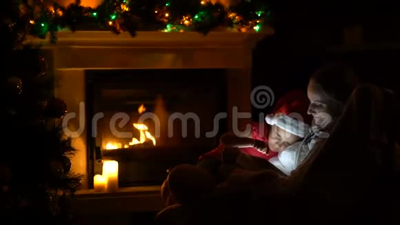 妈妈和女儿一起过圣诞节前的晚上视频的预览图
