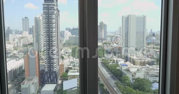 女人洗澡用手机自拍窗外的曼谷景色视频的预览图