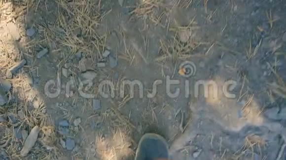 穿黄色靴子的男腿在山上行走视频的预览图