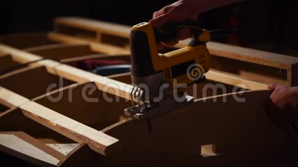 木匠在一件家具上工作视频的预览图