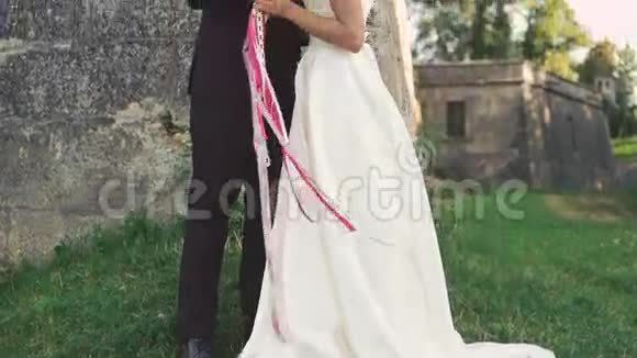 幸福的新郎用花环和胶带亲吻新娘4K视频的预览图