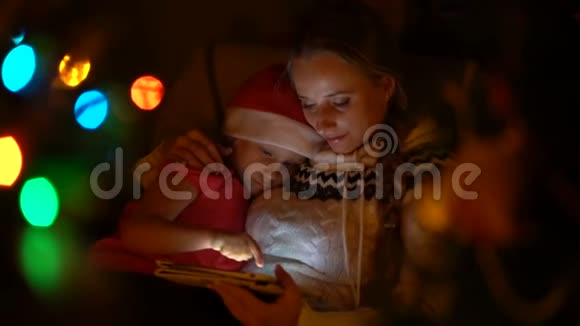 妈妈和女儿一起过圣诞节前的晚上视频的预览图