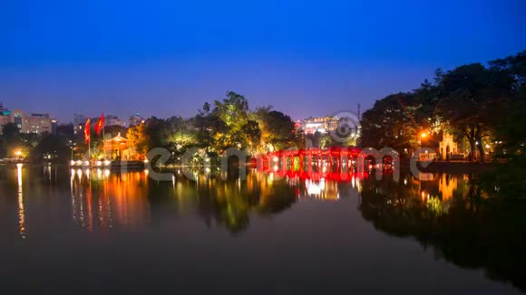 夜间游客游览河内市的汉基姆湖公共公园视频的预览图