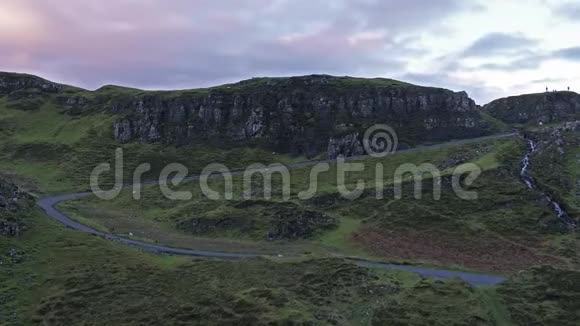 斯凯岛MeallnaSuiramach东面日出期间的uiraing山口公路的鸟瞰图视频的预览图