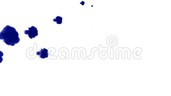 大量的孤立的蓝色墨水注入蓝色在水中流动缓慢地射击使用inky背景或视频的预览图