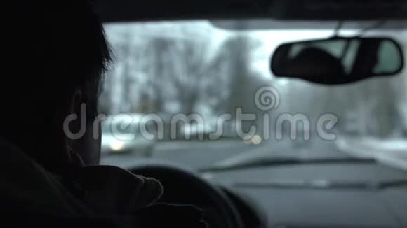 在寒冷的冬天开车在高速公路上视频的预览图