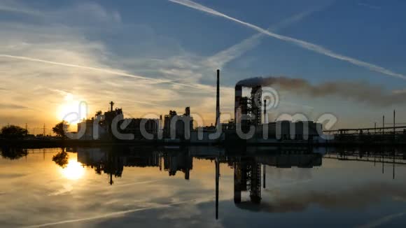 炼油厂上空日落视频的预览图
