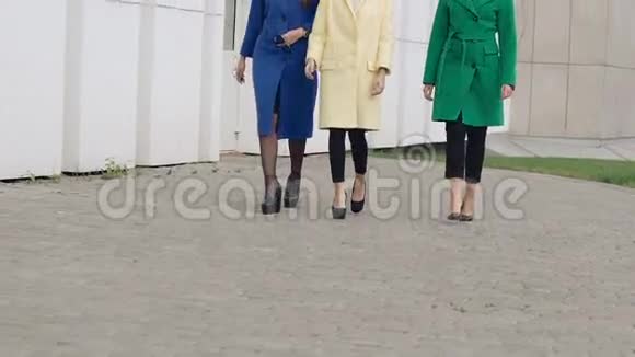 三个放心的女人穿着羊绒羊毛外套走在街上慢慢地视频的预览图
