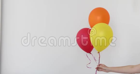 女人手拿着白色背景的气球视频的预览图