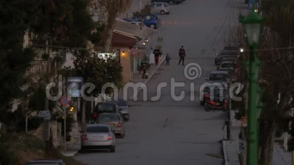 在NeaKallikratia希腊看到了安静的街道停着汽车和树木视频的预览图