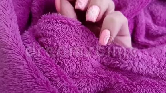女性手指甲毛衣慢动作视频的预览图