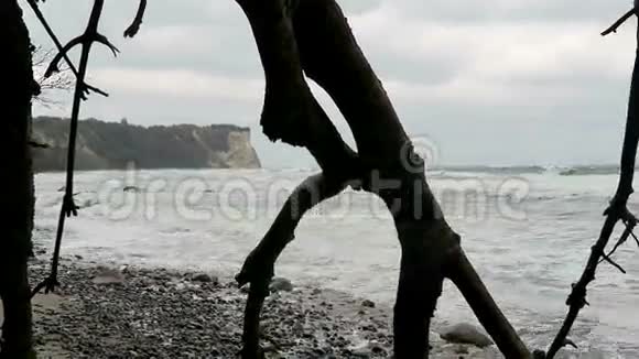 阿尔科纳角海滩海岸线的暴风雨天气德国视频的预览图