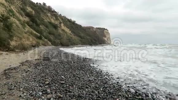 阿尔科纳角海滩海岸线的暴风雨天气德国视频的预览图