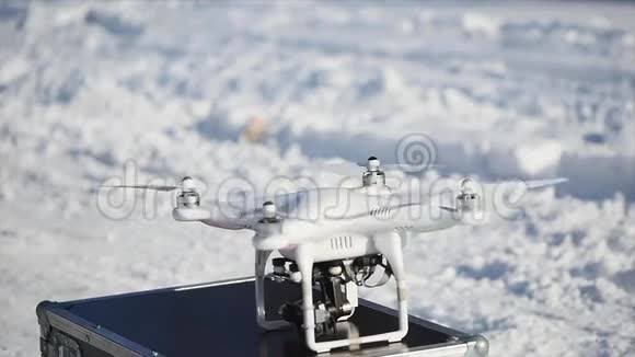 专业相机无人机在机箱上飞行视频的预览图
