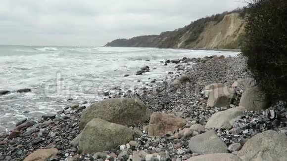 阿尔科纳角海滩海岸线的暴风雨天气德国视频的预览图