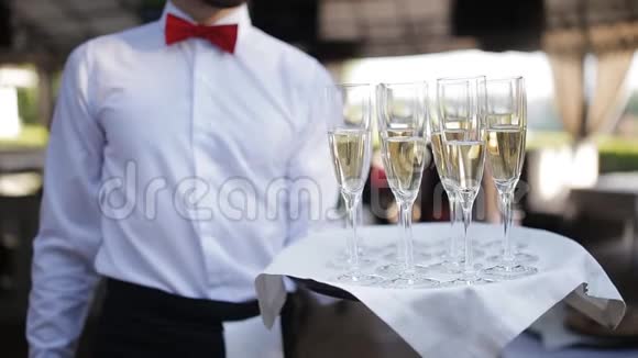 托盘上放着香槟的酒杯会见客人视频的预览图