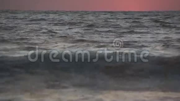 波浪在太阳的照耀下翻滚视频的预览图