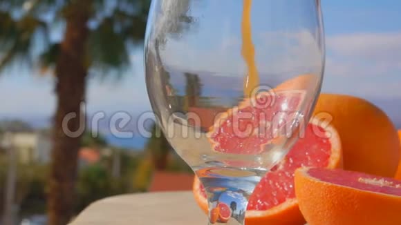 柚子汁倒入酒杯中视频的预览图