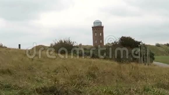 普特加特的阿卡科纳角灯塔周围的田野和草地秋假波罗的海沿岸梅克沃波莫姆葛视频的预览图