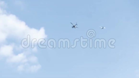在天空中飞行的人驾驶飞机空中飞行的四架直升机装有数码相机视频的预览图