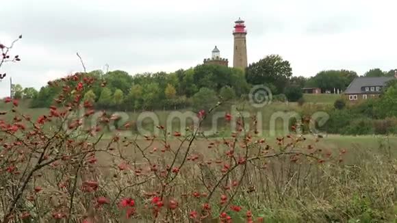 普特加特的阿卡科纳角灯塔周围的田野和草地秋假波罗的海沿岸梅克沃波莫姆葛视频的预览图