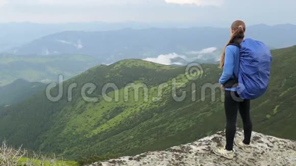 背着背包站在山上的孕妇视频的预览图