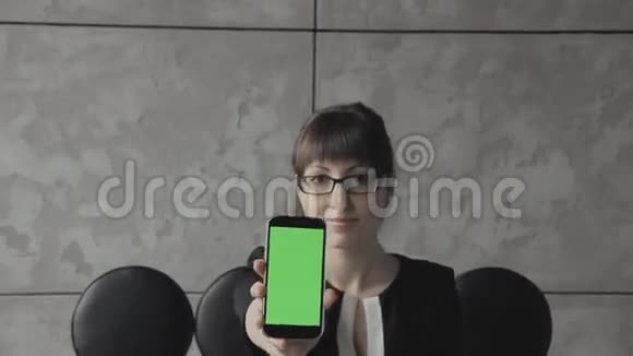 商务女性在沙发上接到电话绿色背景视频的预览图