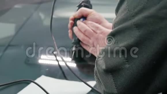 汽车玻璃维修专家修理汽车玻璃视频的预览图