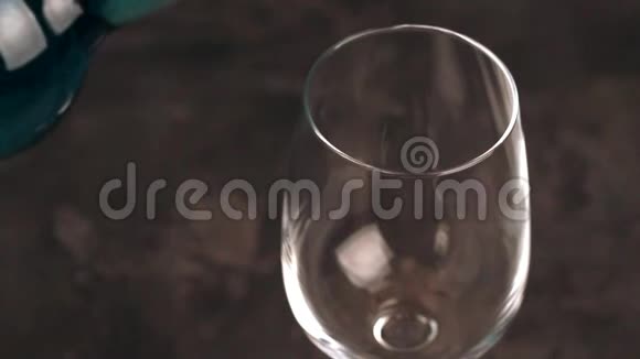 一杯和一瓶时髦的蓝葡萄酒西班牙蓝酒霞多丽视频的预览图