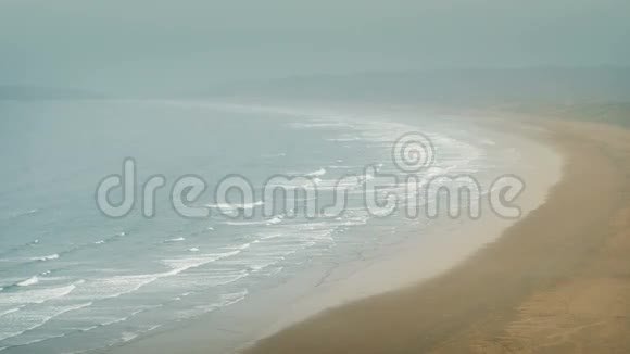 薄雾海滩景观视频的预览图