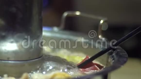 传统的北京风格的中国火锅与甜甜圈形状的黄铜锅视频的预览图