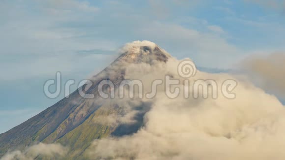 菲律宾比科尔省的马永火山云时间推移视频的预览图