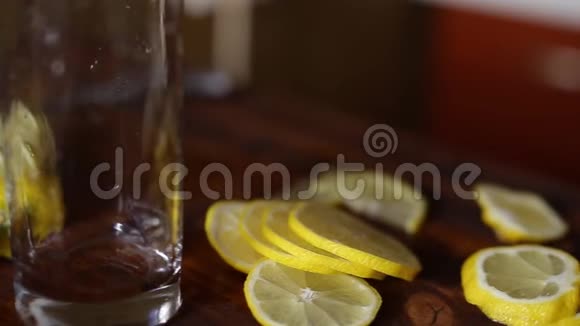 准备柠檬水视频的预览图