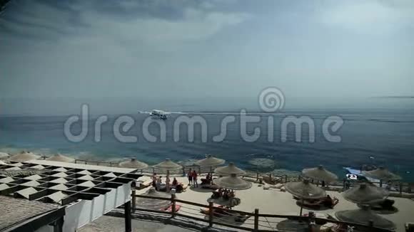 在阳光明媚的一天在沙姆沙伊赫的巨大海滩视频的预览图