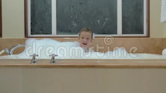 玩的孩子用泡沫洗澡视频的预览图