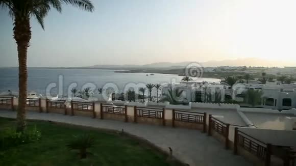 日落时的海滩和旅游场所视频的预览图
