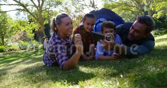 一家人在帐篷外自拍视频的预览图