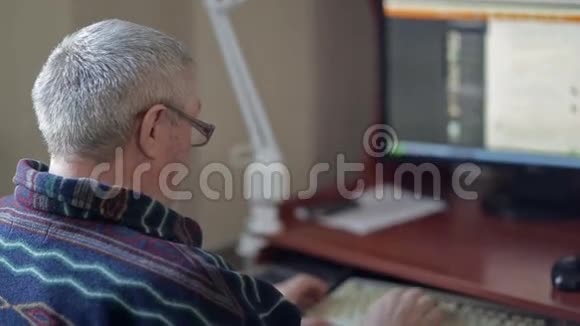 年长的人在电脑上工作视频的预览图