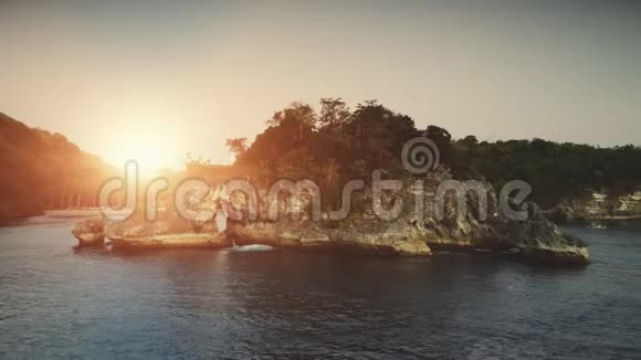 日落海水中的岩山拱门视频的预览图