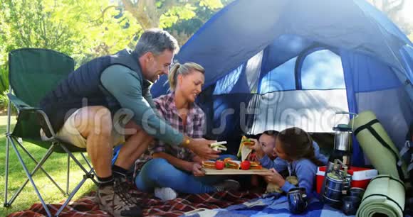 一家人在帐篷外吃零食视频的预览图