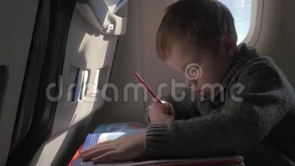 近距离观察小男孩学习用铅笔写作视频的预览图
