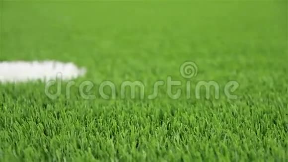 足球罚点特写镜头对角线滑块镜头视频的预览图